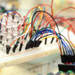 Fotografie eines Aufbaus aus der Elektrotechnik.