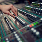 Fotografie eines Mischpults.