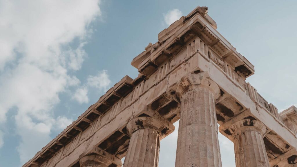 Fotografie eines antiken Gebäudes mit Säulen.