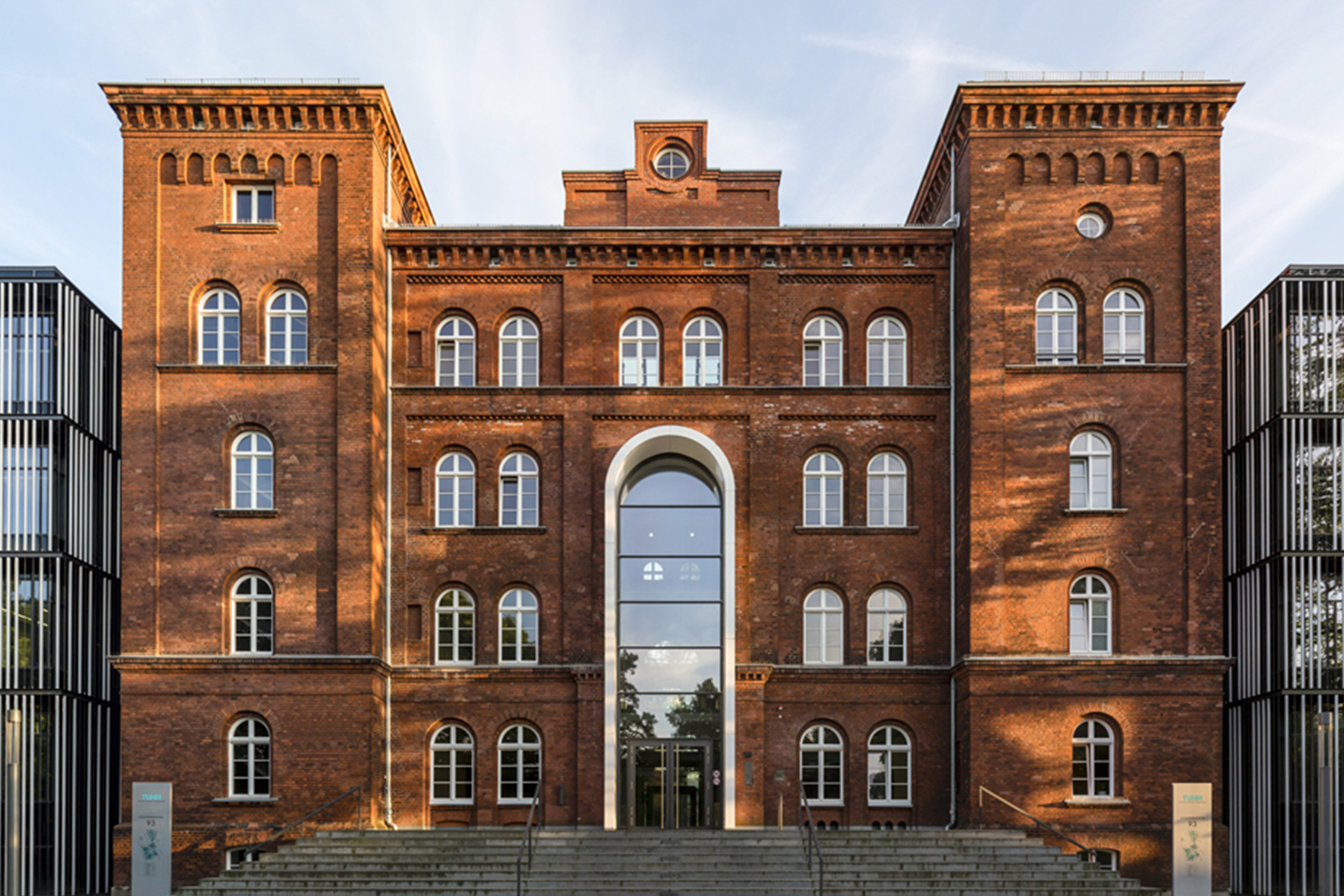 Fotografie des Hauptgebäudes der TU Hamburg.