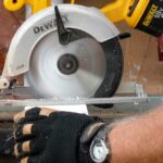 Fotografie einer Nahaufnahme einer in Betrieb genommenen Kreissäge.